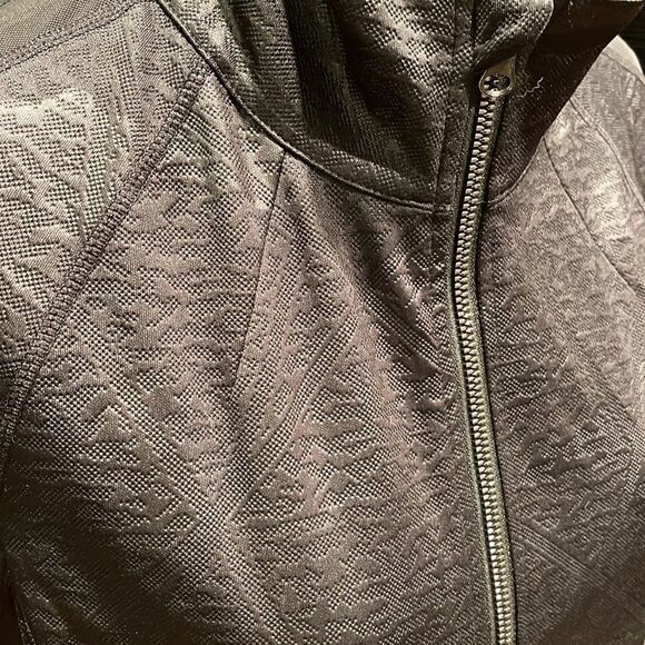 MINQ black camo textured mesh shoulder/sleeve stripe zip-up jacket. NWT. Large. - Picture 4 of 8